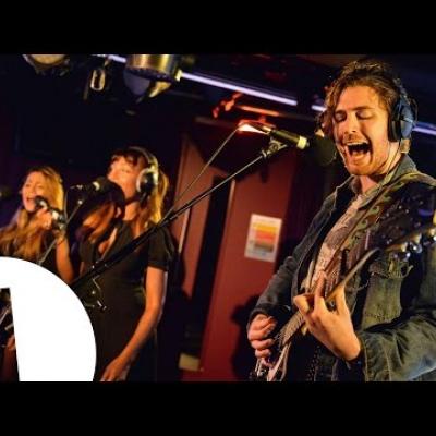 O Hozier διασκευάζει το “Lay Me Down” του Sam Smith
