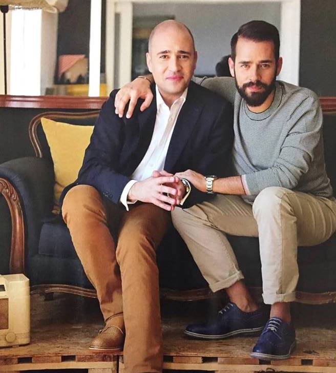 Κωνσταντίνος και Δημήτρης Μπογδάνος: Φωτογραφίζονται για πρώτη φορά στο σπίτι τους και μιλούν για τη σχέση τους