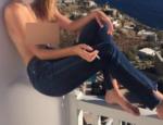 Πόζαρε topless στη Μύκονο και τρέλανε τους πάντες!
