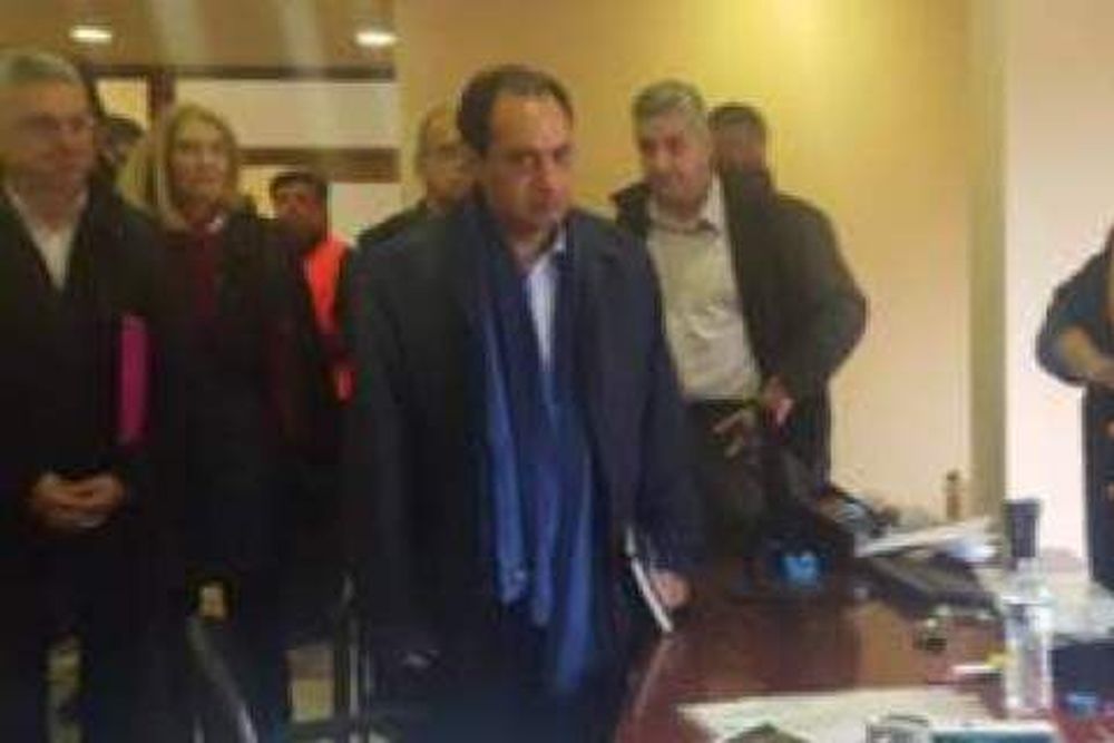 Έφοδος της Ελένης Λουκά κατά την επίσκεψη του Σπίρτζη στη Μάνδρα (video)