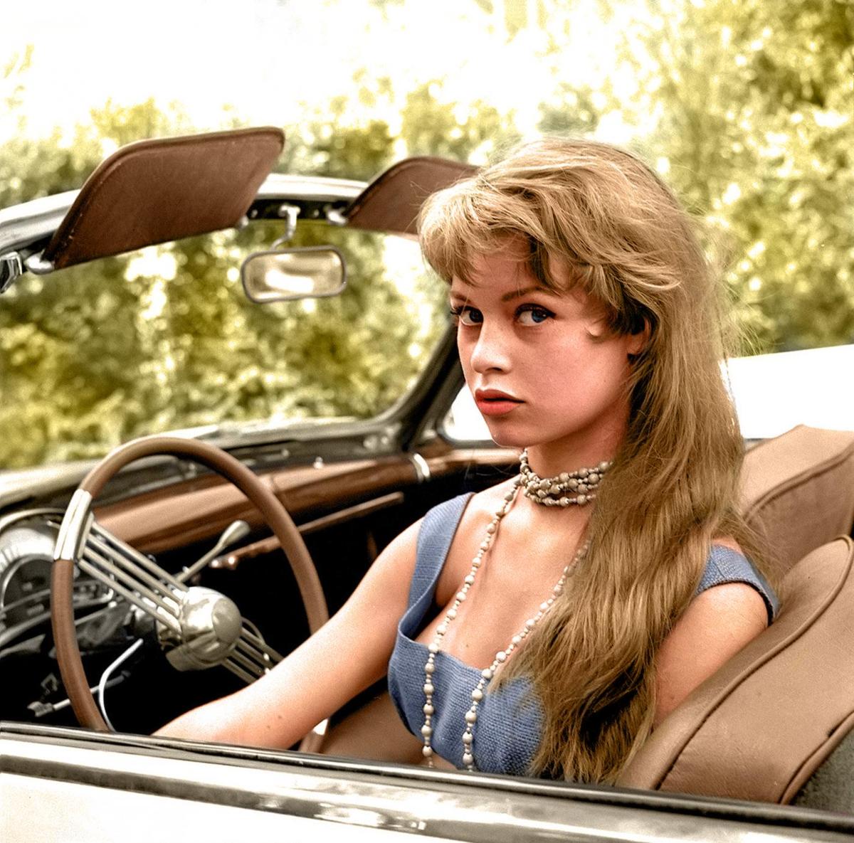 Όταν η Brigitte Bardot είχε τις Κάννες στα πόδια της