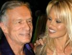 Pamela Anderson: Θρηνεί με νεγκλιζέ νυχτικό για το θάνατο του Hugh Hefner