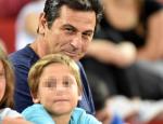 Κώστας Αποστολίδης: Σπάνια εμφάνιση στο γήπεδο μαζί με τα τρία παιδιά του