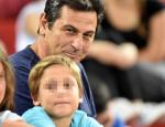 Κώστας Αποστολίδης: Σπάνια εμφάνιση στο γήπεδο μαζί με τα τρία παιδιά του