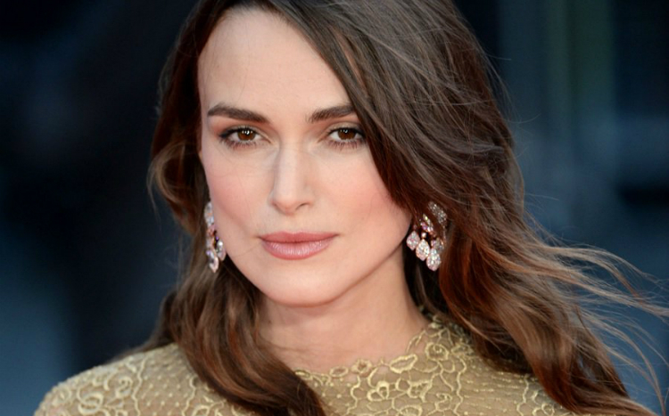 H Keira Knightley αποκάλυψε ότι έχει δεχθεί κι αυτή σεξουαλική παρενόχληση