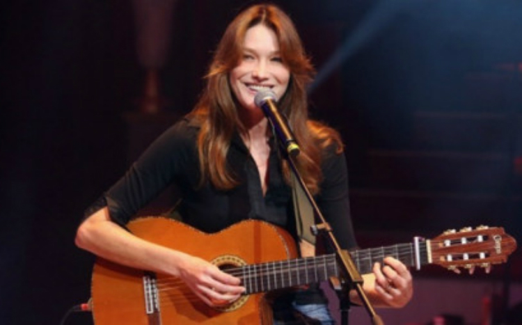 Σε καμπαρέ του Παρισιού η Carla Bruni: Τι έκανε εκεί