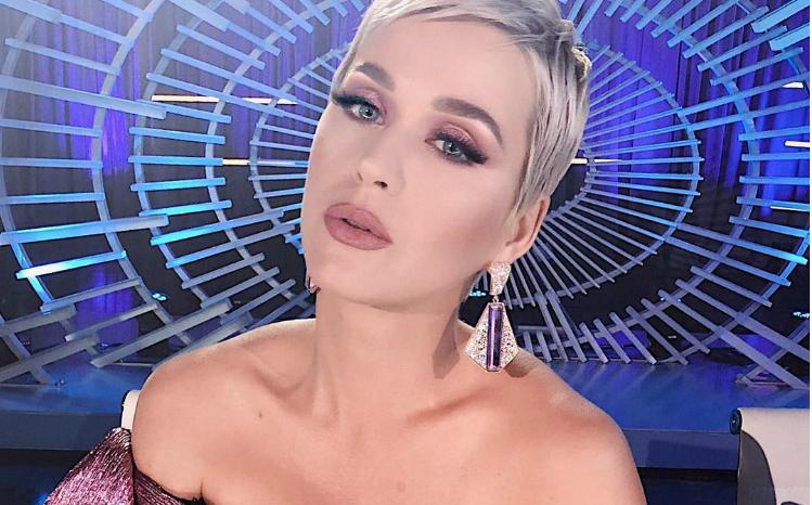 Η Katy Perry μας εύχεται «Καλά Χριστούγεννα»!