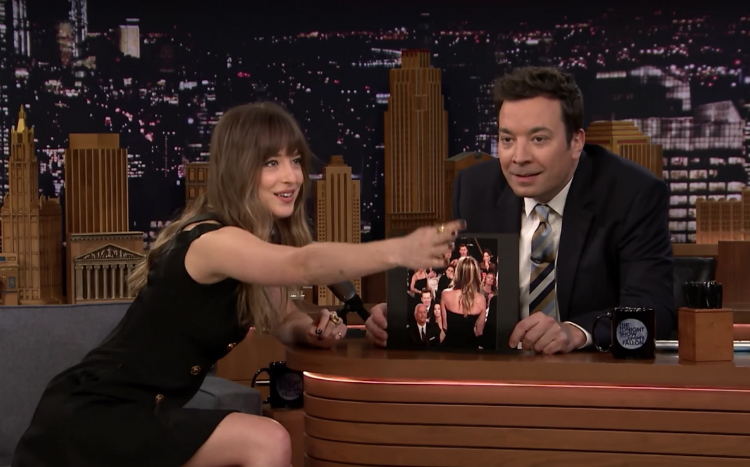 H Dakota Johnson σχολιάζει την αστεία της στιγμή στις Χρυσές σφαίρες