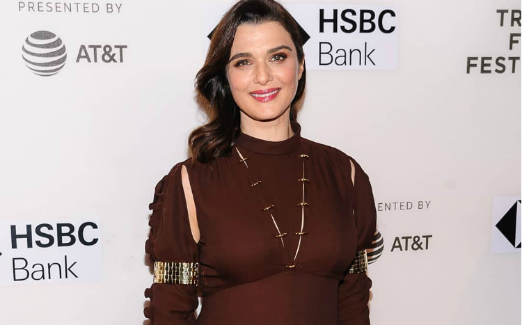 H Rachel Weisz δείχνει την κοιλίτσα της