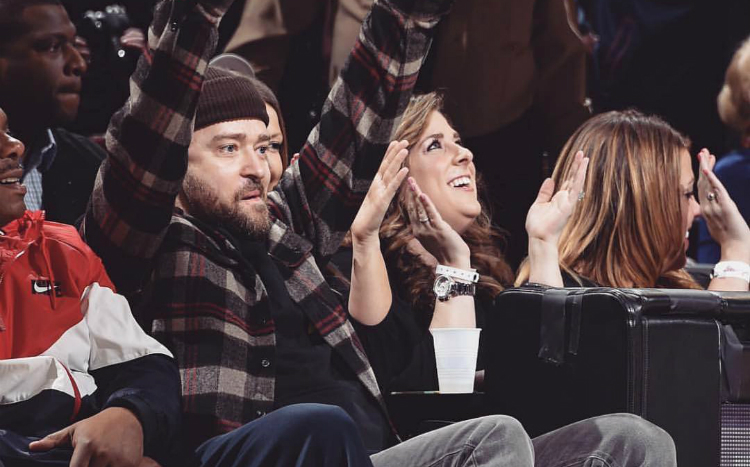 O LeBron James κερνάει τον Justin Timberlake σφηνάκια κατά την διάρκεια συναυλίας του