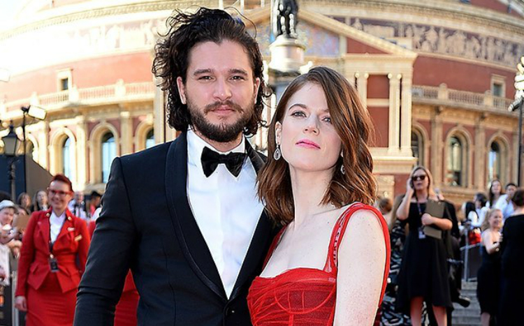 Φυσικά και τα προσκλητήρια του Kit Harington και της Rose Leslie έχουν αναφορές στο Game of Thrones