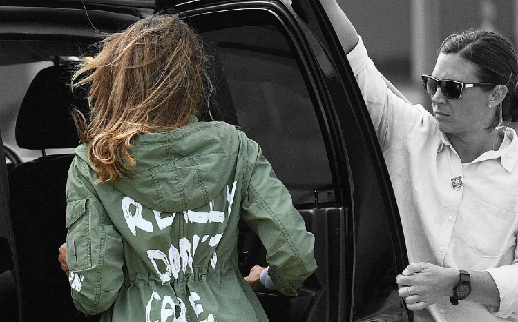 To jacket της Melania Trump που έχει κάνει χαμό