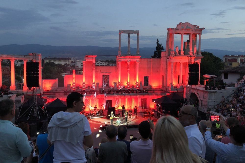 Με σκούπα καθάριζε ο Στινγκ τα νερά στο Ηρώδειο