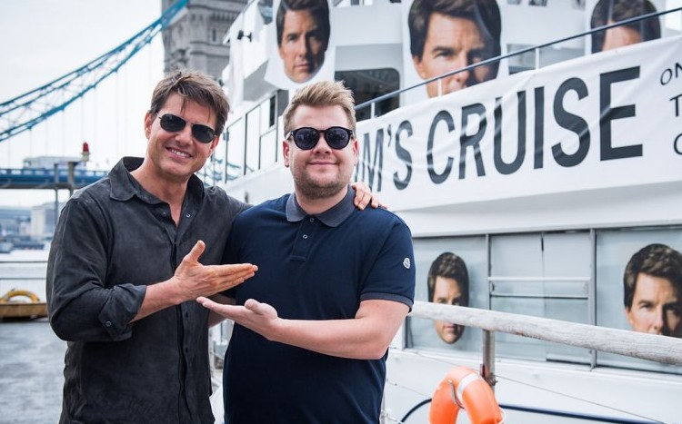 Ο James Corden κάνει skydiving με τον Tom Cruise