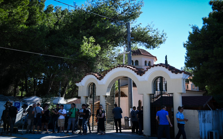 Πλήθος κόσμου στην κηδεία της Ρίκας Βαγιάνη