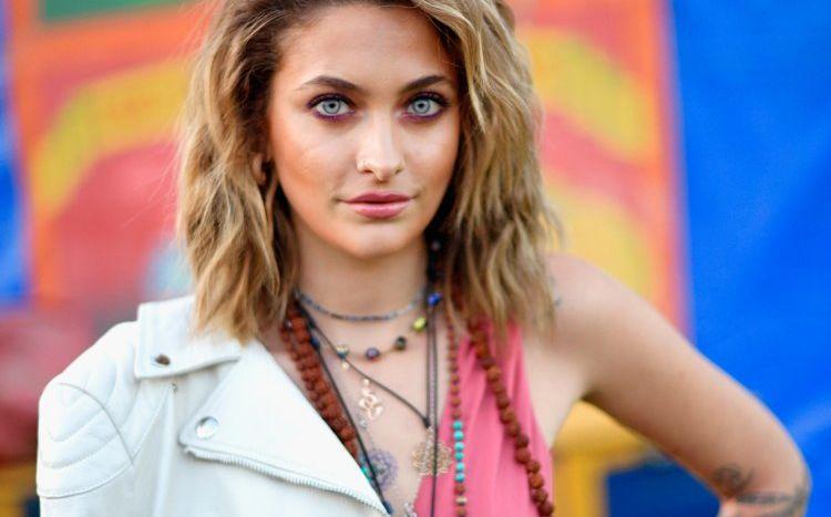 Η Paris Jackson «σπάει» τη σιωπή της για τον πατέρα της