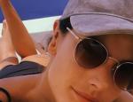 Η Αλεσάντρα Αμπρόσιο λιάζεται στη Σαντορίνη