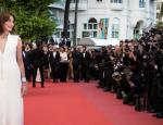 Η Κάρλα Μπρούνι «μαγεύει» με μπικίνι και κάνει... γκάλοπ στο Instagram