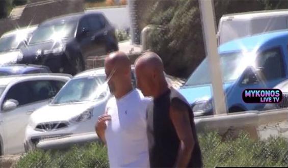 Διακοπές στη Μύκονο παρέα με φίλους για τον Έρος Ραμαζότι