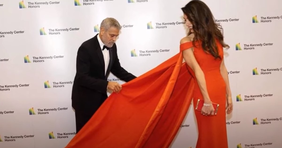Viral ο Τζόρτζ Κλούνεϊ: Η στιγμή που βοηθά τη σύζυγό του Αμάλ να διορθώσει το φόρεμά της