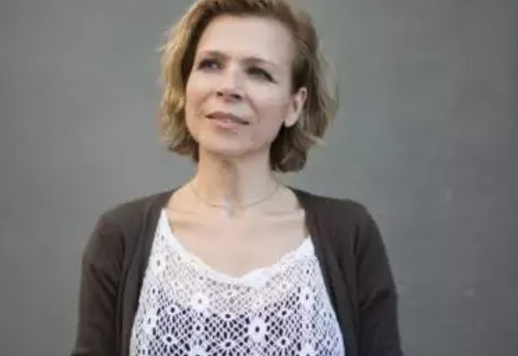Ράνια Σχίζα: «Μετατοπίστηκε το κέντρο μου εντελώς, δεν ντρέπομαι να τσαλακωθώ»