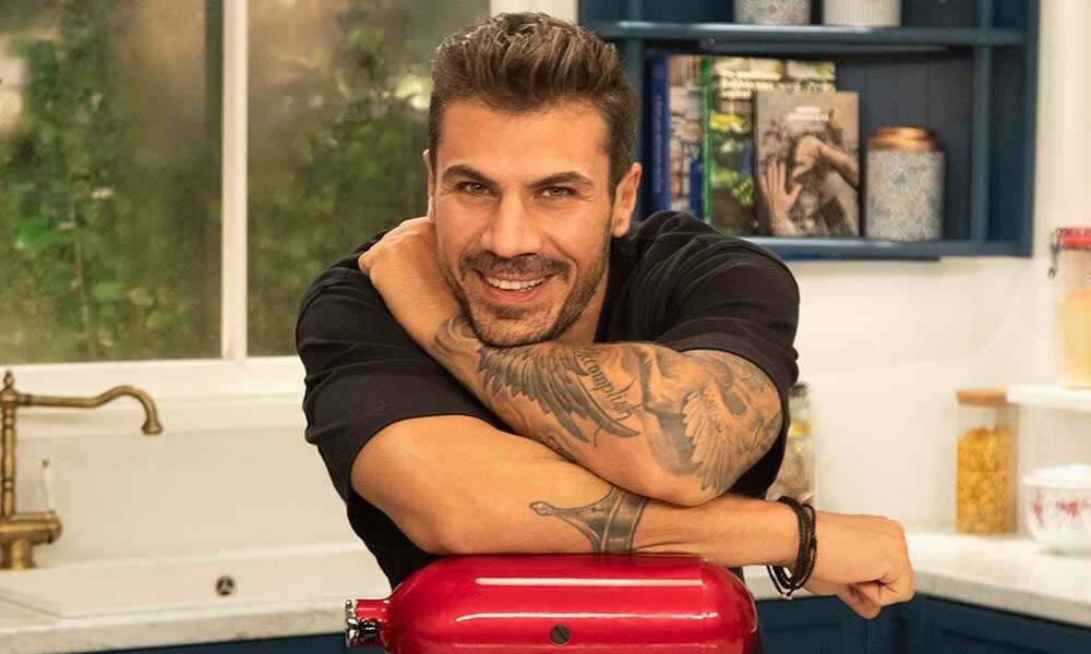 Ο Άκης Πετρετζίκης επιστρέφει στο MasterChef