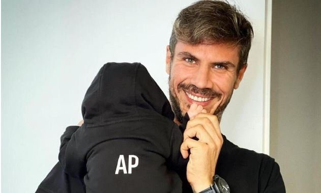 Άκης Πετρετζίκης: Βλέπει αγκαλιά με τον γιο του Kitchen Lab!