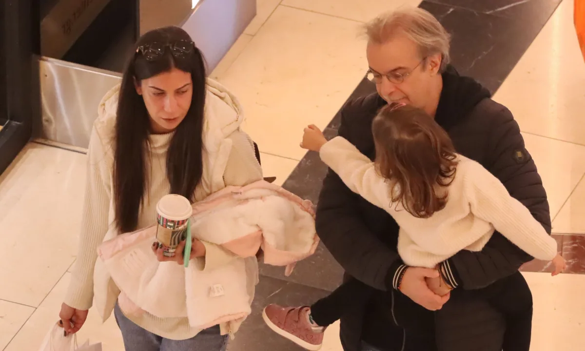 Μίλτος Πασχαλίδης: Σπάνια φωτογραφικά στιγμιότυπα με την σύντροφό του και τη μικρή του κόρη