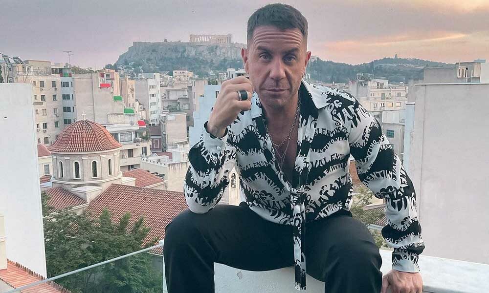 Ο Μαζωνάκης… τραγουδάει Λυδάκη και 