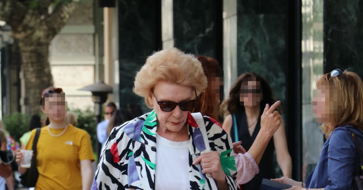 Μαθήματα μόδας από την 89χρονη Μάρω Κοντού: Στιλάτη με total white και απίθανο φλοράλ μπλέιζερ στην Αθήνα