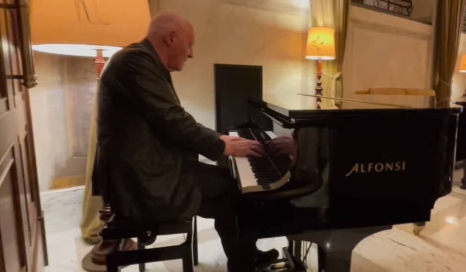 Ο Άντονι Χόπκινς παίζει πιάνο σε ξενοδοχείο και γίνεται viral 
