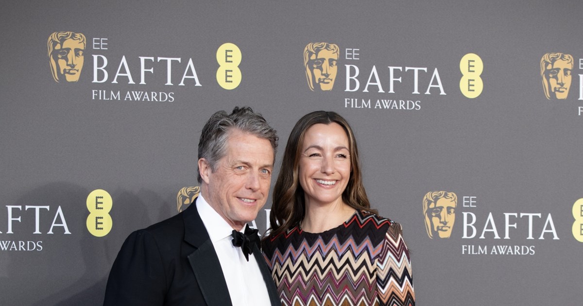 Ο Χιου Γκραντ στα BAFTA με την καλλίγραμμη και πανύψηλη σύζυγό του - Το σούπερ μίνι και οι γόβες