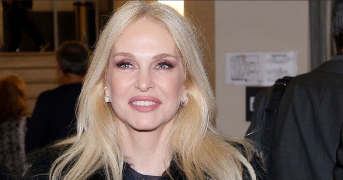 Μαρί Κωνσταντάτου: Η rock glam εμφάνιση στην Αθήνα με κολάν και σιθρού τοπ