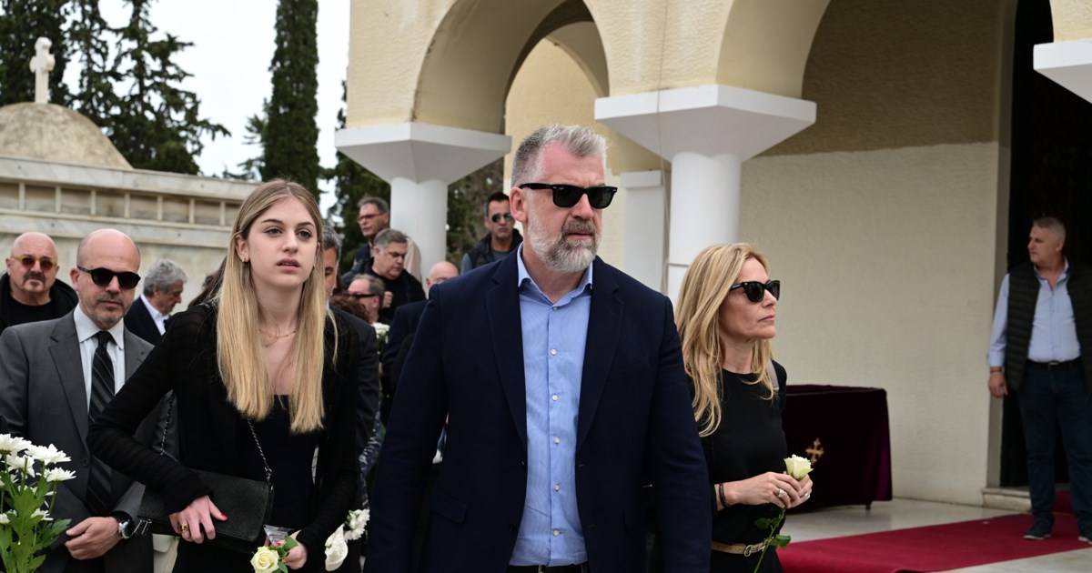 Ο άγνωστος γιος της Άννας Παναγιωτοπούλου συντετριμμένος στην κηδεία 