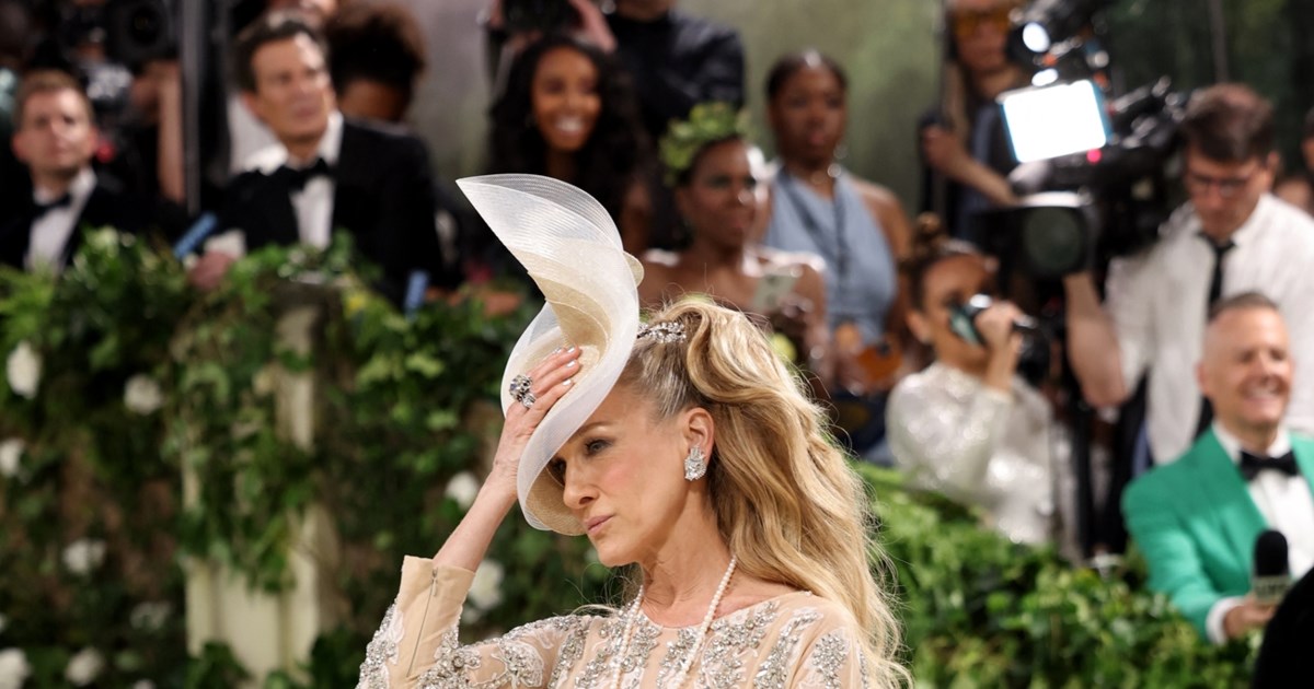 Σάρα Τζέσικα Πάρκερ: Η βασίλισσα της μόδας πήγε στο Met Gala με birdcage φόρεμα 