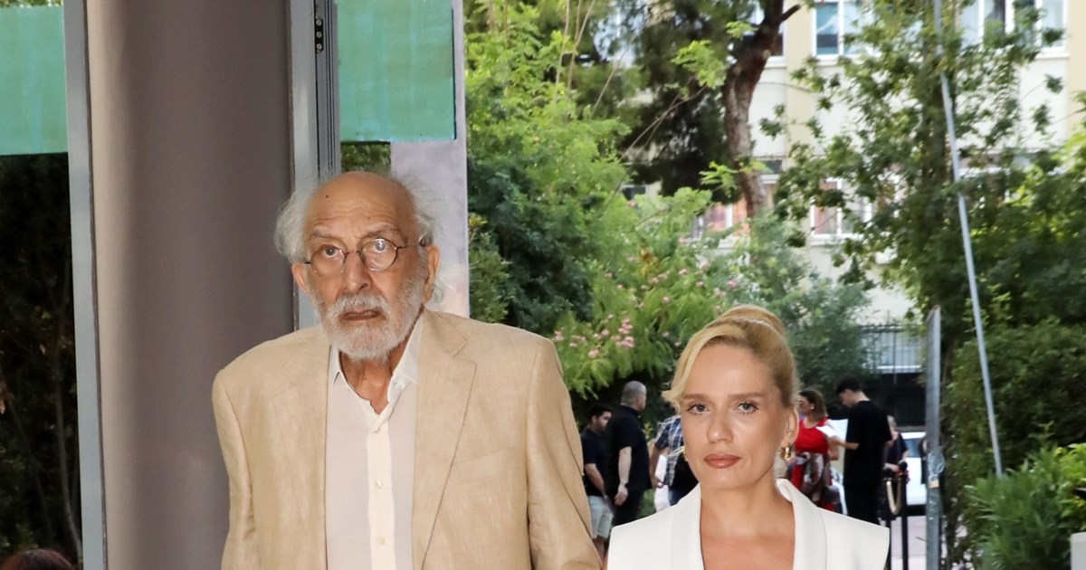 Αλέξανδρος Λυκουρέζος: Στο θέατρο χέρι-χέρι με εντυπωσιακή συνοδό 