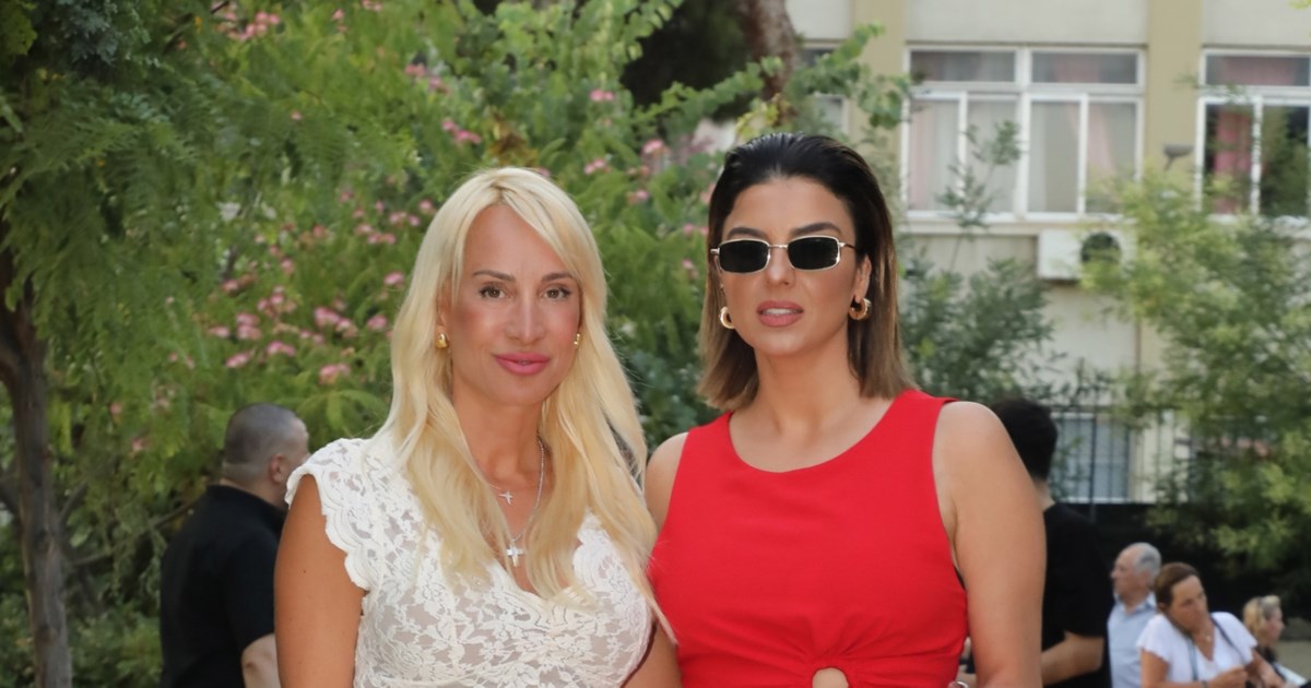Μαρία Ματσούκα: Καλλίγραμμη στο θέατρο με σούπερ μίνι φούστα και δαντελένιο κορμάκι