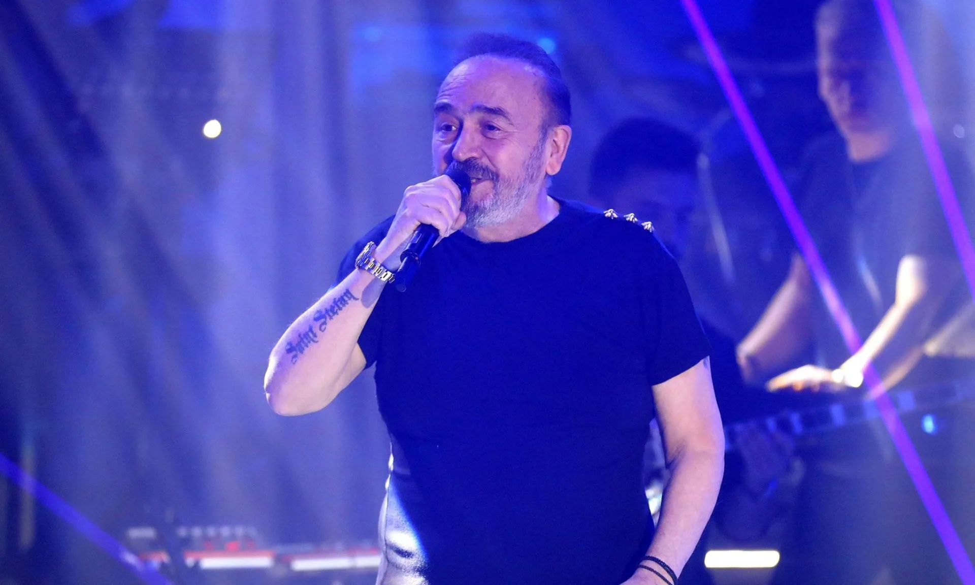 Σταμάτης Γονίδης: Ακύρωσε το live του μετά από ατύχημα στο μπάνιο