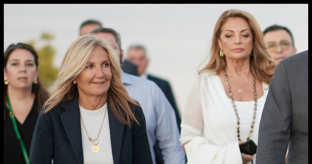 Μαρέβα Γκραμπόφσκι - Άντζελα Γκερέκου: Με αέρινες παντελόνες και άνετα παπούτσια στο Σούνιο