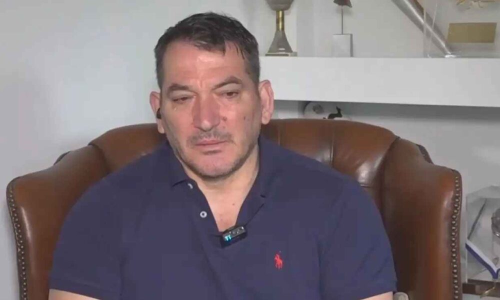 Πύρρος Δήμας: «Λύγισε» στον «αέρα» για τον Αρχιεπισκόπο Αλβανίας