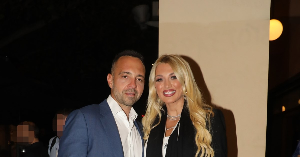 Κωνσταντίνα Σπυροπούλου: Διαβάζει παραμύθια στα παιδιά της - 