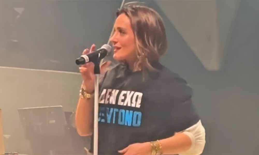 Νατάσσα Μποφίλιου: Φόρεσε στη σκηνή μπλουζάκι για τα Τέμπη