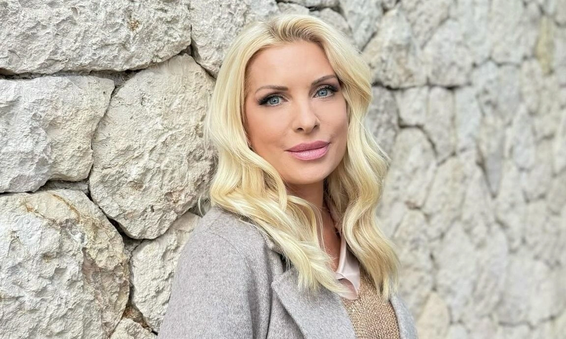 Ελένη Μενεγάκη: Απόδραση στα Άχλα της Άνδρου 