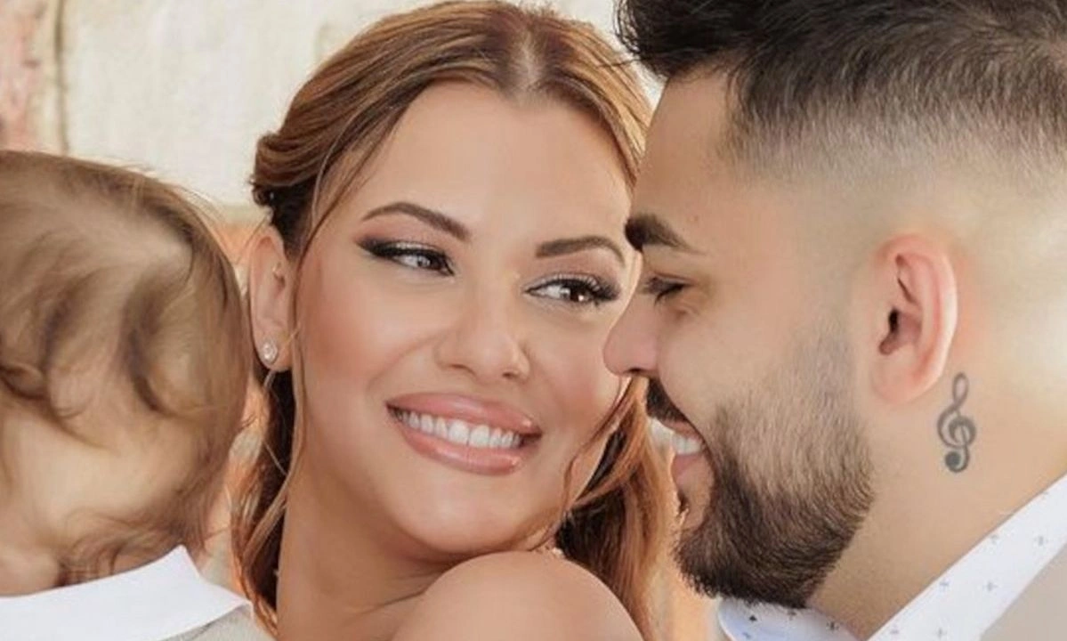 Λάουρα Νάργες – Χρήστος Σαντικάι: Πόζαραν αγκαλιά με τον γιο τους 