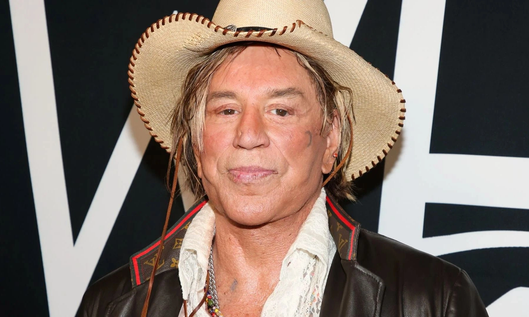 Αγνώριστος ο Mickey Rourke