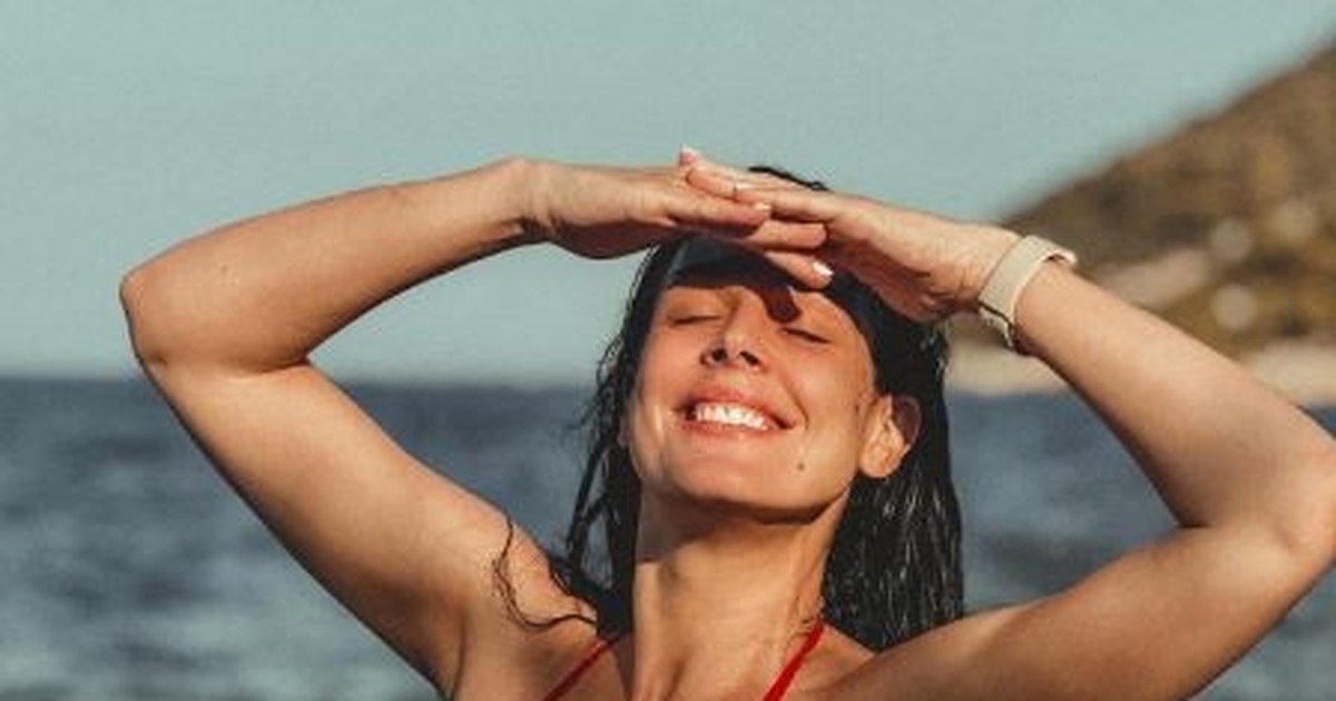Ιωάννα Τριανταφυλλίδου: Ποζάρει ευτυχισμένη στην παραλία με κόκκινο μπικίνι και φουσκωμένη κοιλίτσα