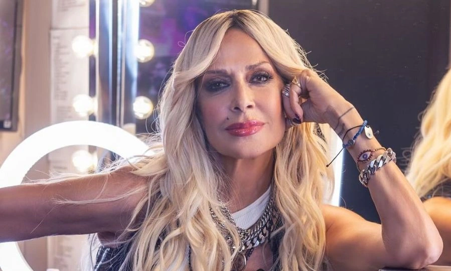 Η Άννα Βίσση ποζάρει στη Σαντορίνη σαν... diva του boho glam