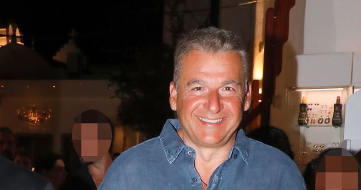 Ο Γιώργος Λιάγκας στην πισίνα του σπιτιού του στην Τήνο: 