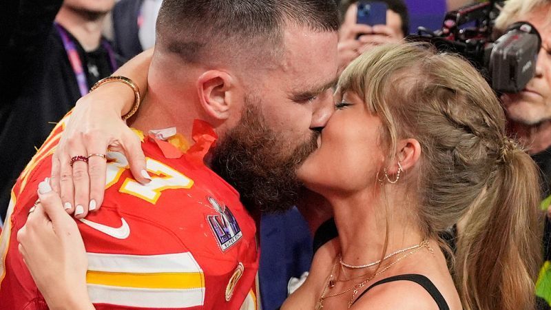 Η Taylor Swift ανακοίνωσε τον αρραβώνα της με τον Travis Kelce