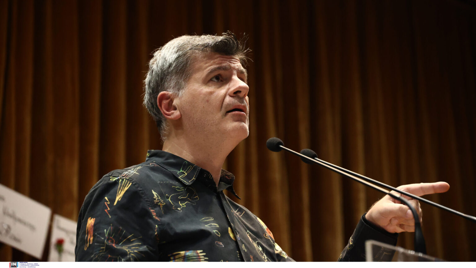Ο Δεληβοριάς στηρίζει τους εθελοντές που κατηγορούνται για εμπρησμό στην Πάτρα